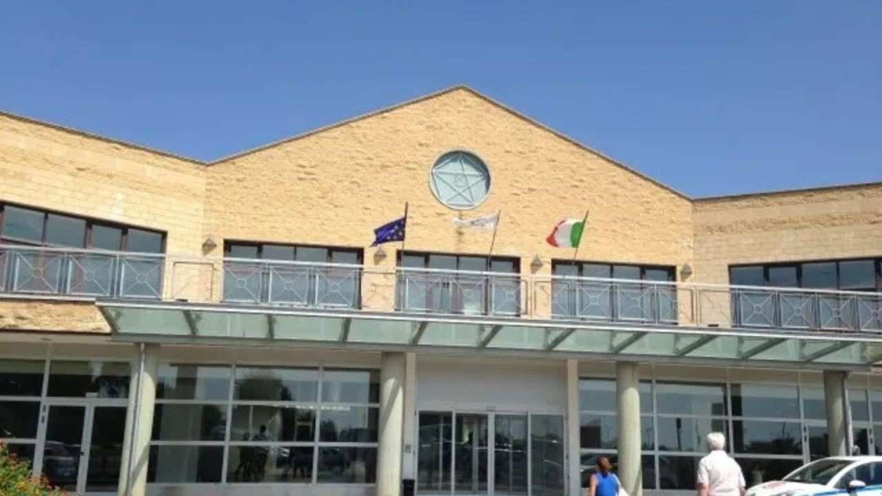 Crotone Airport (CRV)