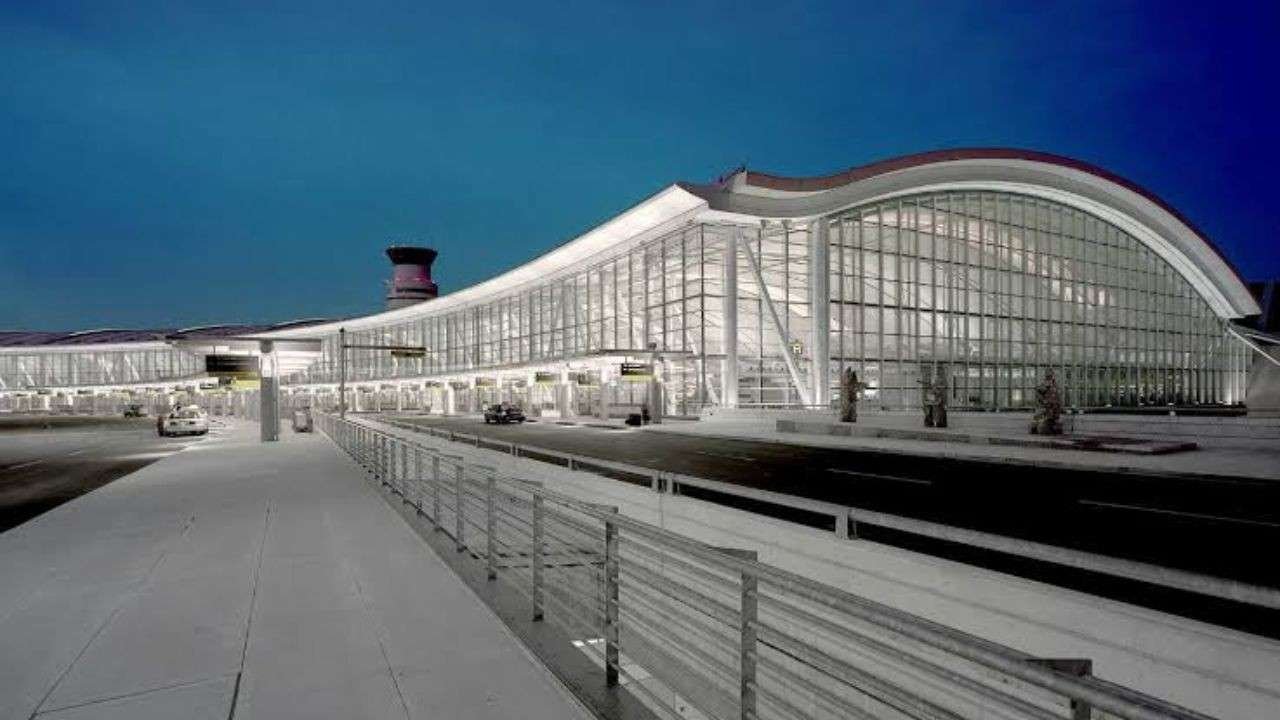 Toronto Pearson International Airport (YYZ)